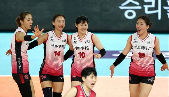 KGC인삼공사 선수들이 14일 열린 현대건설과 2022 순천·도드람컵 프로배구대회 여자부 B조 조별리그 첫 경기 도중 공격 득점을 올린 뒤 환호하고 있다. [사진=발리볼코리아닷컴]