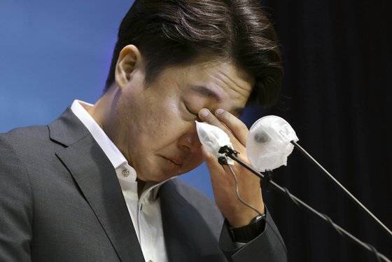 이준석 국민의힘 대표가 지난 13일 서울 여의도 국회 소통관에서 열린 기자회견에서 눈물을 흘리고 있다. 이 대표는 당 중앙윤리위원회로부터 당원권 정지 6개월 중징계를 받은 이후 36일만인 이날 처음으로 공식 석상에 모습을 드러냈다. 뉴스1