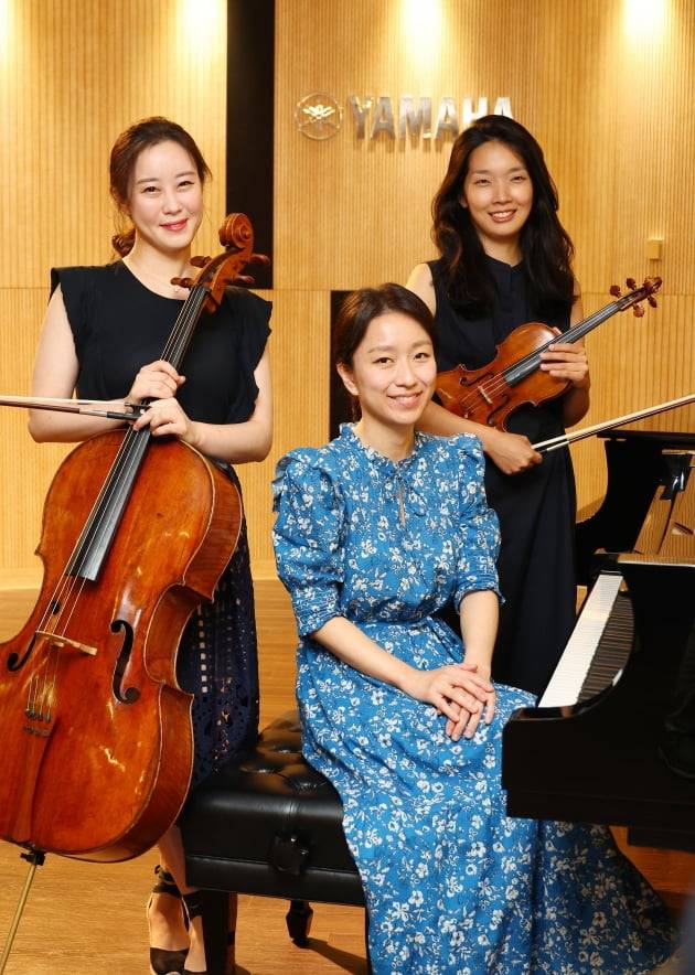20일 예술의전당 IBK챔버홀에서 '보헤미안' 타이틀로 정기 연주회를 여는 트리오 제이드의 이정란(첼로, 왼쪽부터), 이효주(피아노), 박지윤(바이올린). / 김병언 기자