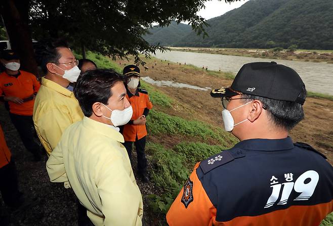 김진태 강원도지사(가운데)가 14일 원주시 부론면 섬강 일대에서 진행되고 있는 실종자 수색 현장을 찾아 소방 관계자들을 격려하고 있다. 강원도 제공