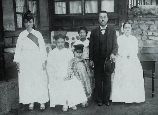 이승만·박승선 부부(사진 오른쪽). 앉은 이는 이승만 아버지 이경선, 맨 왼쪽은 이승만의 누이이고 아이들은 이승만의 조카로 추정된다. 두 부부 사이에 아들 봉수(1899생)가 없는 것으로 보아 그 이전 찍은 사진으로 보인다.&nbsp;