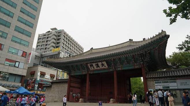 2019년 9월 대한문 앞. 1899년 '군주제 폐지'를 주장하던 이승만이 체포되어 수감되자 이승만의 아내 박승선은 이 대한 문 앞에 엎드려 석방을 탄원했다. 왼쪽으로 '태극기 집회'를 마친 사람들이 철수하기 직전 모습이다. 사진 전정희