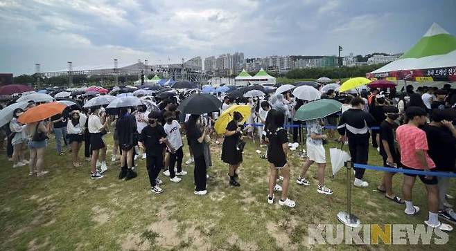 13일 오후 울산 중구 태화강국가정원에서 야외공연장에서 열린 '제15회 울산시 태화강 대숲 납량축제'를 찾은 관람객들이 호러 트레킹 체험 티켓을 구매하기 위해 오후 4시부터 줄을 서고 있다.