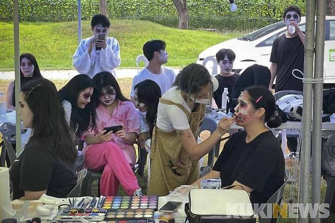 13일 오후 울산 중구 태화강국가정원에서 야외공연장에서 열린 '제15회 울산시 태화강 대숲 납량축제'에서 관계자들이 분장을 하고 있다.