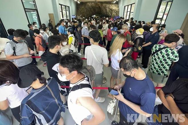 광복절 연휴 이틀째인 14일 오후 울산 울주군 자수정 동굴나라를 찾은 관광객들이 보트체험을 위해 줄을 서고 있다.