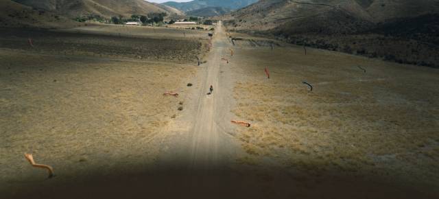주인공들이 길 곳곳에 풍선을 설치해두고 '그것'을 유인하는 장면. 유니버설 픽쳐스 제공