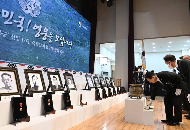 윤석열 대통령이 14일 서울 동작구 서울현충원에서 열린 광복군 선열 합동봉송식에 참석해 헌화하고 있다. 대통령실사진기자단