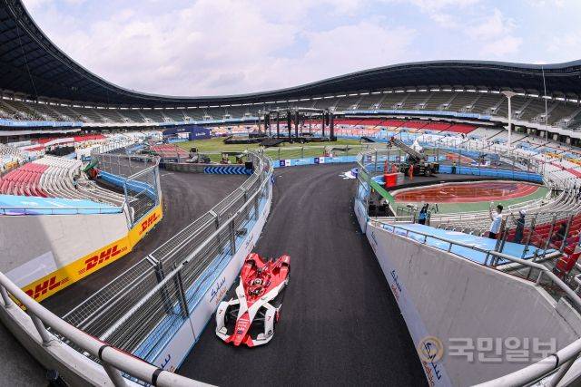 ABB 포뮬러 E 2022 월드 챔피언십 하나은행 서울 E-프리(E-PRIX) 16라운드 대회날인 14일 서울 송파구 잠실종합운동장 일대에 설치된 서킷에서 드라이버들이 역주하고 있다.