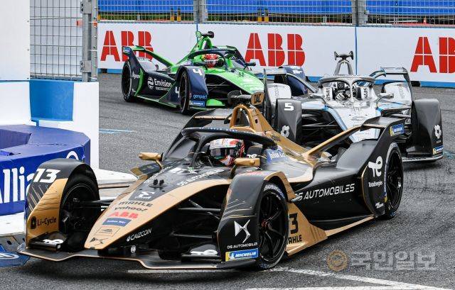 ABB 포뮬러 E 2022 월드 챔피언십 하나은행 서울 E-프리(E-PRIX) 16라운드 대회날인 14일 서울 송파구 잠실종합운동장 일대에 설치된 서킷에서 드라이버들이 코너를 돌고 있다.