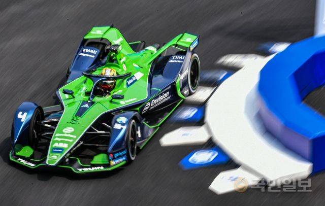 14일 서울 송파구 잠실종합운동장 일대에 설치된 서킷에서 드라이버들이 역주하고 있다.