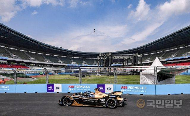 질주하는 포뮬러E 차량 위로 파란 하늘이 보이고 있다.