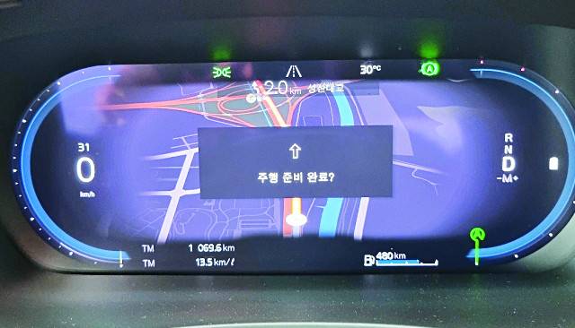 멈춘 상태에서 앞차가 출발하자 계기판에 '주행 준비 완료?'라는 메시지가 뜬 모습이다.