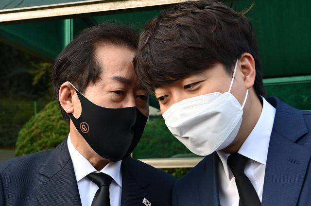 (왼쪽부터) 홍준표 대구시장이 국민의힘 대통령선거 경선 후보 시절인 지난해 10월 26일 이준석 전 대표에게 무언가를 이야기하고 있다. / 사진=국회사진기자단