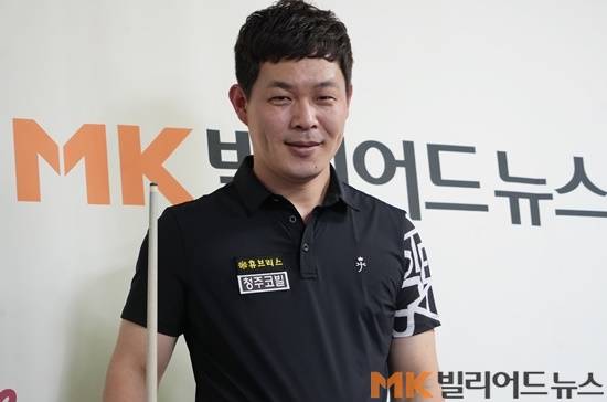 강한 인상과 달리 이상용은 “실제로는 서글서글한 편”이라며 인터뷰내내 ‘살인미소’를 날렸다. 콧수염은 경기때만 기르고 평상시에는 아이와 뽀뽀하기 위해 면도한다고.