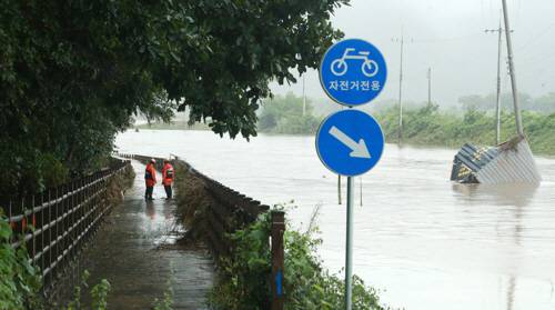 지난 9일 300㎜에 육박하는 집중폭우로 강원 원주시 부론면 노림리 섬강 인근에서 70∼80대 노부부가 실종된 가운데 소방대원들이 수색을 하고 있다. [사진 출처 = 연합뉴스]