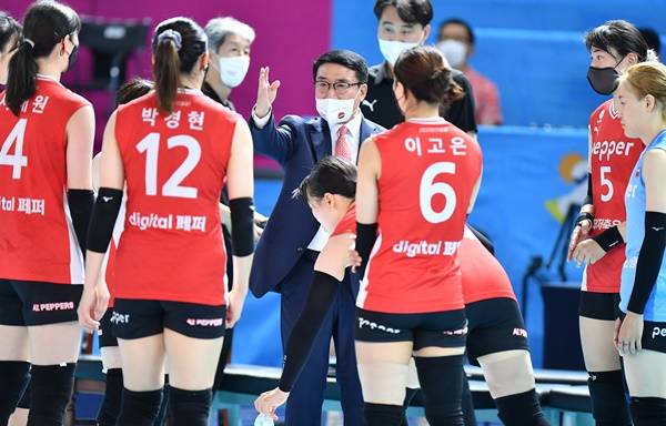 김형실 감독은 노련한 선수가 없는 부분에 아쉬움을 보였다. 사진=한국배구연맹 제공