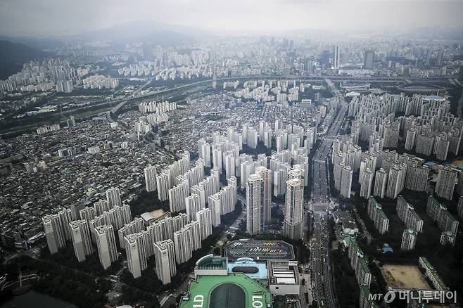 서울 송파구 롯데월드타워 전망대 서울스카이에서 바라본 강남권 아파트 단지 전경. /사진제공=뉴시스