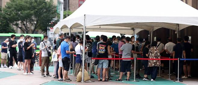 광복절 연휴에도 코로나19 확산세가 이어진 14일 오전 서울 송파구보건소 선별진료소에서 시민들이 코로나19 검사를 받기 위해 길게 줄지어 서 있다. /사진=뉴시스