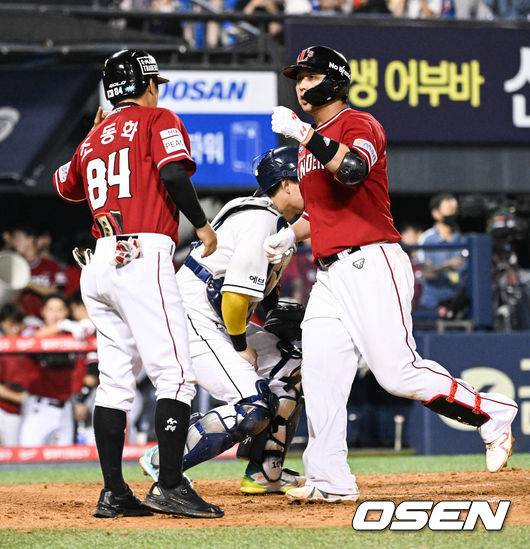 [OSEN=잠실,박준형 기자]연장 10회초 1사 SSG 최정이 솔로홈런을 날린뒤 홈을 밟고 있다. 2022.08.14 /  soul1014@osen.co.kr