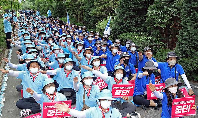 전국민주노동조합총연맹, 한국노동조합총연맹, 중앙통일선봉대 조합원들이 지난 13일 오전 서울 용산구 용산미군기지 3번게이트 앞에서 민주노총·한국노총·조선직업총동맹 중앙위원회 '남북노동자 3단체 결의대회'를 열고 민중 의례를 하고 있다