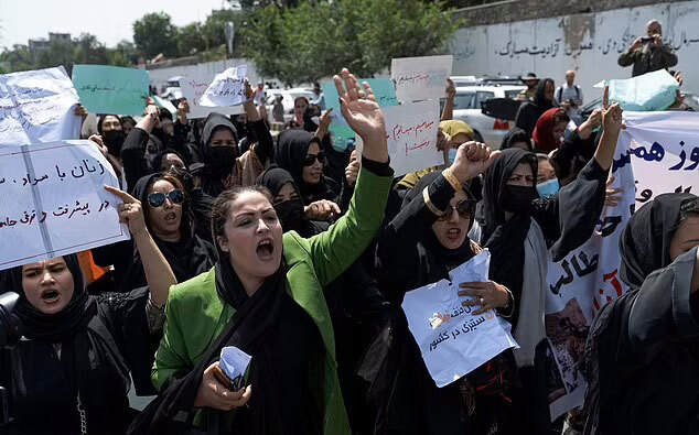 탈레반의 아프간 장악 1주년 이틀 전인 13일(현지시간) 카불 시내 교육부 청사 앞에서 여성 40여명이 행진을 벌였다. / 사진=AFP 연합뉴스