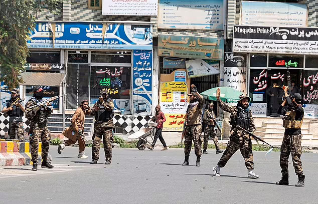 탈레반은 하늘을 향해 경고 사격하는가 하면 시위대를 향해 폭행도 서슴지 않았다. / 사진=AFP 연합뉴스