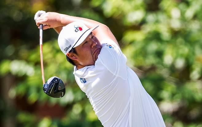 임성재가 14일 미국 테네시주 멤피스의 TPC 사우스 윈드에서 열린 미국프로골프(PGA) 투어 플레이오프 1차전 페덱스 세인트주드 챔피언십 3라운드 8번홀에서 드라이버샷을 날리고 있다. 멤피스｜EPA연합뉴스