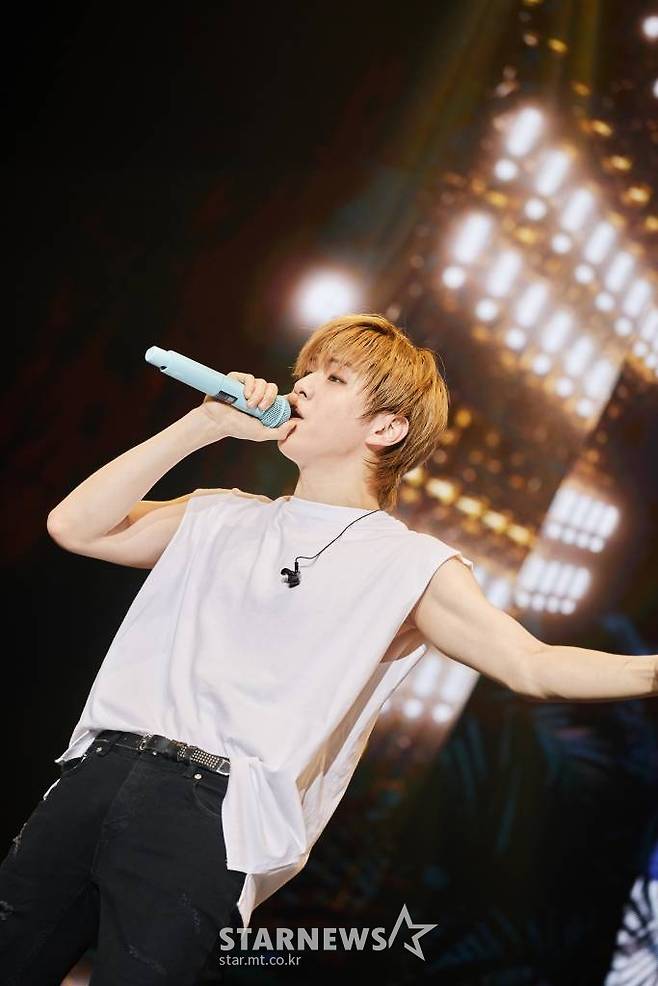 가수 강다니엘이 첫 솔로 콘서트를 개최했다.   강다니엘은 13일, 14일 양일간 서울 장충체육관에서 '2022 강다니엘 콘서트 퍼스트 퍼레이드 인 서울'을 개최하고 팬들과 만났다.   강다니엘 14일 콘서트에 앞서 소감에 대해 "앨범 갯수나 활동 기간에 비해 공연을 많이 하지 못해는데 마침내 콘서트를 하게 됐다. 드디어 무언가를 보여줄 수 있다는 생각이 들었다"라고 밝혔다.  강다니엘은 "한국, 서울에서 먼저 콘서트를 시작하고 이어 썸머소닉과 월드투어와 여러가지를 같이 시작하게 돼 기분이 남다르다"라며 "마침내 콘서트를 하게 돼 팬들과 호흡 맞추는 시간이 생겼다. 저의 공연을 보러 와주시고 저의 음악을 들어주시는 모든 분들께, 특별한 경험 소중한 경험이 되도록 노력하겠다. 잘 즐겨주시길 바란다"라고 전했다. / 사진제공 = 커넥트 엔터테인먼트 /사진=김창현 기자 chmt@