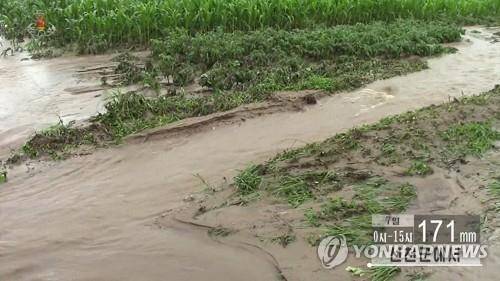 '8월에 또'…북한 곳곳서 장마성 폭우  (서울=연합뉴스) 북한 곳곳에 7일 하루 동안 장마성 폭우가 내리면서 농촌 등 각 현장에서 수해 방지에 비상이 걸렸다. 이날 전국 평균 강수량은 35.9mm로 나타났지만 지역에 따라 5∼6배 많이 내린 곳도 속출했다고 조선중앙TV가 보도했다.[조선중앙TV 화면] 2022.8.7 
    [국내에서만 사용가능. 재배포 금지. For Use Only in the Republic of Korea. No Redistribution]
   nkphoto@yna.co.kr