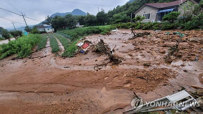 밭 뒤덮은 토사 (청양=연합뉴스) 충남 청양군에 집중호우가 내린 14일 오전 장평면 화산리 한 주택 옆 밭이 인근 야산에서 흘러 내려온 토사로 뒤덮여 있다. 2022.8.14 [독자 제공. 재판매 및 DB 금지]