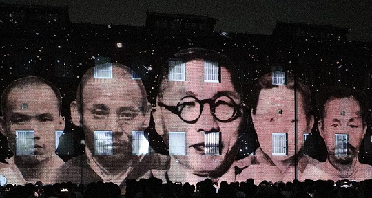 지난 14일 밤 서울 서대문구 서대문형무소역사관 10옥사 외벽에 독립지사들의 광복 의지를 빛으로 표현한 미디어사파드 '빛의 항거'가 전시되고 있다. 사진=뉴스1