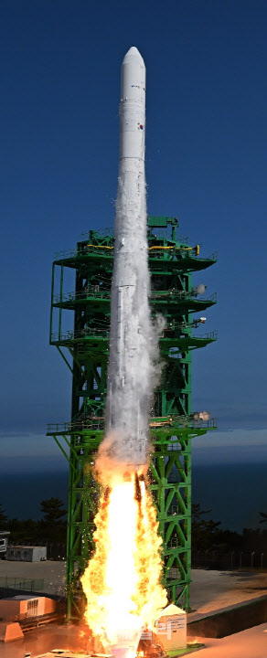 순수 국내 기술로 설계 및 제작된 한국형 발사체 누리호(KSLV-Ⅱ)가 6월 21일 전남 고흥군 나로우주센터 발사대에서 화염을 내뿜으며 우주로 날아오르고 있다. (사진=이데일리DB)