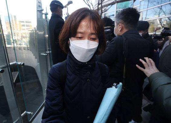 지난 2020년 11월 30일 박은정 당시 법무부 감찰담당관이 서울 서초동 서울행정법원에서 열린 윤석열 당시 검찰총장의 직무 집행정지 처분에 대한 효력 집행정지 심문기일에 출석하기 위해 법정으로 향하고 있다. (사진=연합뉴스)