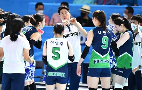 작전 지시하는 강성형 현대건설 감독. [한국배구연맹 제공]