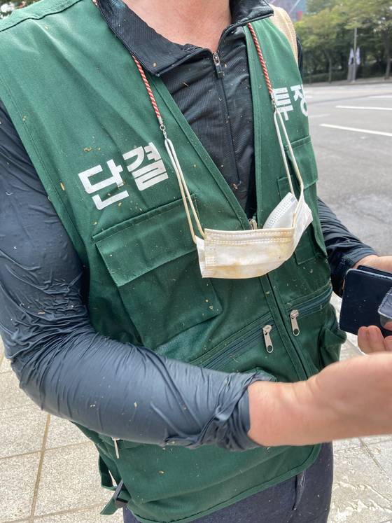 인분으로 추정되는 오물을 뒤집어쓴 폭행 피해자 〈화면 출처=조계종 노조〉