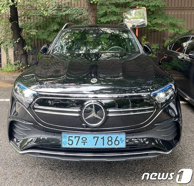 메르세데스-벤츠의 '더 뉴 EQB 300 4MATIC AMG 라인'.