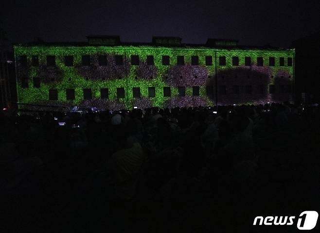 광복절을 하루 앞둔 14일 밤 서울 서대문구 서대문형무소역사관 10옥사 외벽에 독립지사들의 광복 의지를 빛으로 표현한 미디어사파드 '빛의 항거'가 전시되고 있다. 서대문형무소역사관은 광복절인 오는 15일까지 누구나 무료로 입장할 수 있으며 오후 9시까지 개장한다. 2022.8.14/뉴스1 ⓒ News1 신웅수 기자