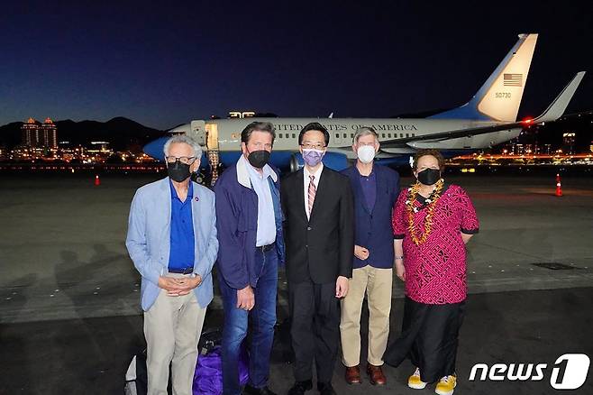 존 개러멘디 , 앨런 로언솔, 돈 바이어 미국 민주당 하원 의원과 아우무아 아마타 콜먼 라데와겐 공화당 하원 의원이 14일 (현지시간) 대만 타이베이 쑹산 공항에 도착해 영접 나온 외교관과 포즈를 취하고 있다. ⓒ AFP=뉴스1 ⓒ News1 우동명 기자
