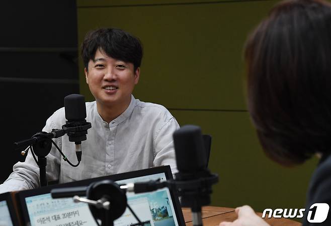 이준석 국민의힘 대표가 15일 오전 서울 양천구 CBS사옥을 방문, CBS라디오 ‘김현정의 뉴스쇼’ 에 출연해 앵커와 대화를 나누고 있다. 2022.8.15/뉴스1 ⓒ News1 국회사진취재단