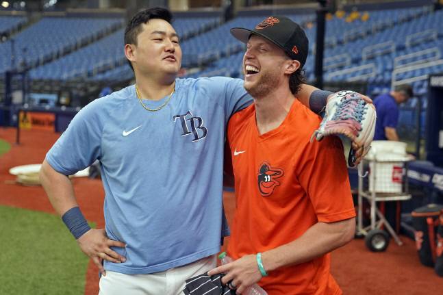 지난 13일 볼티모어 오리올스전에 앞서 탬파베이 레이스 최지만이 한솥밥을 먹었다 최근 트레이드된 브렛 필립스와 만나 다정하게 웃으며 대화하고 있다. 세인트피터스버그(플로리다주)|AP연합뉴스