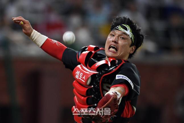 KIA 포수 박동원이 9회말 번트 타구를 잡기 위해 몸을 던지고 있다. 박진업기자 upandup@sportsseoul.com