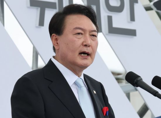 윤석열 대통령이 15일 서울 용산 대통령실 청사 잔디마당에서 열린 제77주년 광복절 경축식에서 축사를 하고 있다. / [이미지출처=연합뉴스]