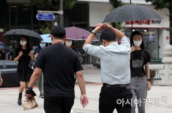 전국 곳곳에 비가 내린 11일 서울 도심에서 한 시민이 손으로 머리를 가린 채 발걸음을 재촉하고 있다./김현민 기자 kimhyun81@
