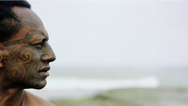 문신 잉크는 통증 신경이 있는 진피에 주입된다