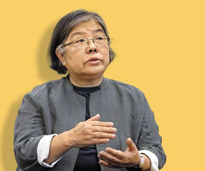 권원태 전 아시아태평양경제협력체(APEC)기후센터 원장 인터뷰는 서울에 호우주의보가 내린 지난 13일 동작구 신대방동 기상청에서 진행됐다. 권 전 원장은“기상청에 처음 몸담은 1990년대를 생각하면 지난 30년간 관측 기술은 굉장한 기술적 진보를 이뤘지만, 기후변화로 날씨 데이터를 분석하고 예보하는 데에는 어려움이 더 커졌다”고 말했다. /김지호 기자