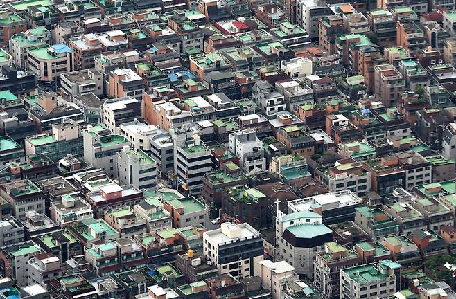 8월 1일 서울 송파구 롯데월드타워 전망대 서울스카이에서 바라본 빌라 밀집지역의 모습/뉴스1