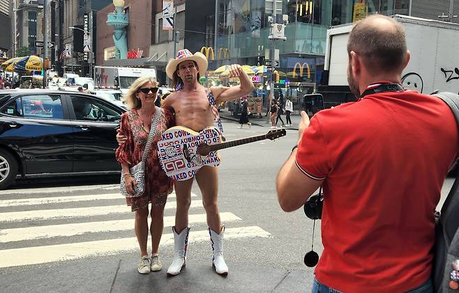 네이키드카우보이(왼쪽에서 두번째)가 관광객과 기념사진을 찍고 있다. /뉴욕(미국)=박성우 기자