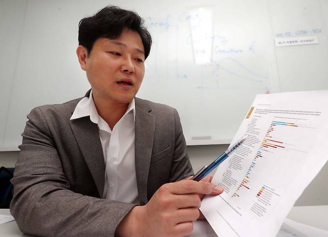 이지웅 부경대 경제학부 교수가 지난 8월 4일 서울 강남구 위드온 수서센터에서 본지와의 인터뷰를 갖고 있다./장련성 기자