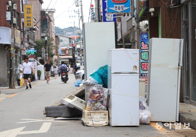 15일 지난주 집중호우로 수해피해를 입은 서울 관악구 신사동의 한 골목이 밖으로 옮겨놓은 물건들로 가득하다.