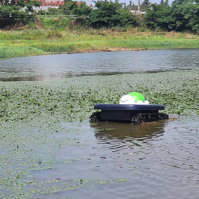 아트와가 개발한 수륙양용 로봇 뷰:립(BEAU:LEAF). 밑걸림, 수초감김 현상 없어 수상 자율주행이 가능하다는 게 강점이다.(아트와 제공)